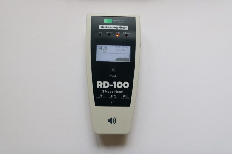 מד קרינה ENV RD-100 במדידה של שדה מגנטי