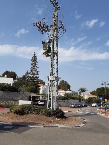 שנאי חשמל שכונתי בהזנה אל ומהקרקע. מרחק ביטחון כ 10 מטר.